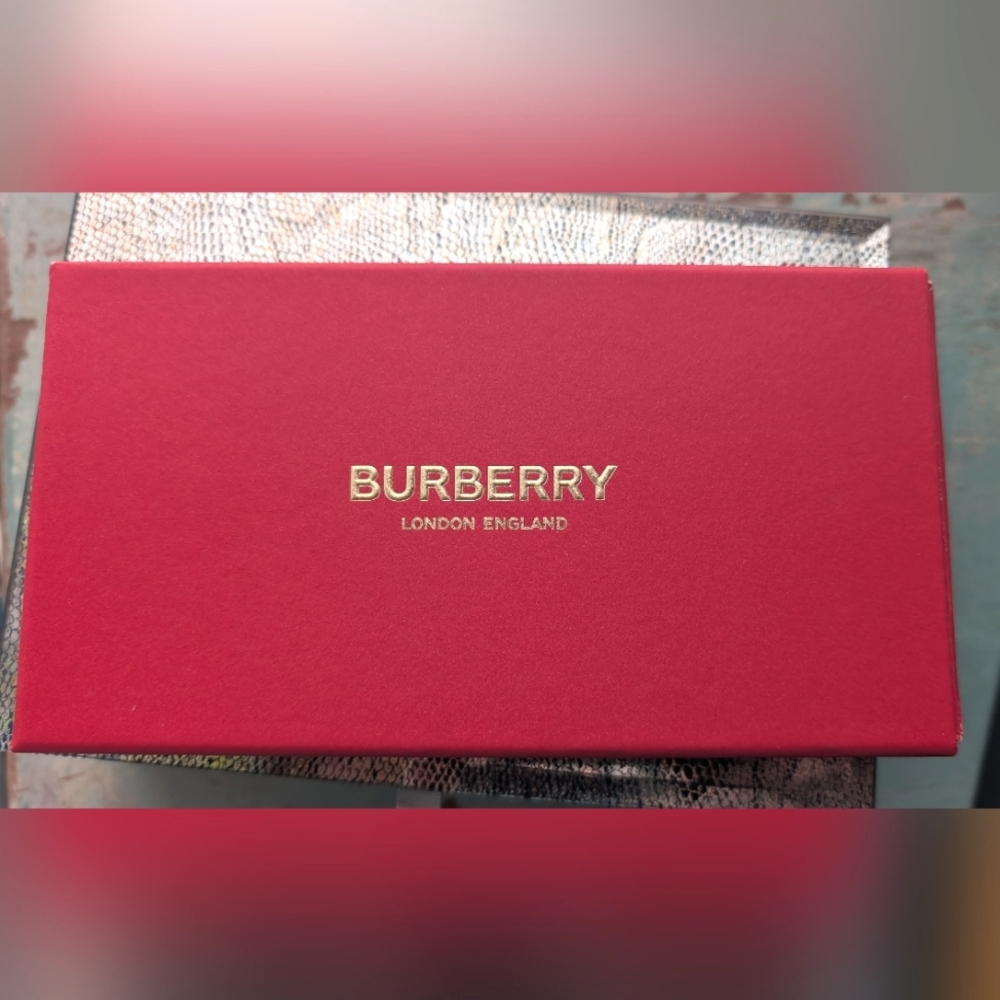 Burberry London Red Envelope‎